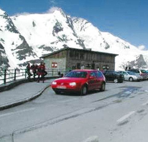 雪の残るアルプスでの走行テスト